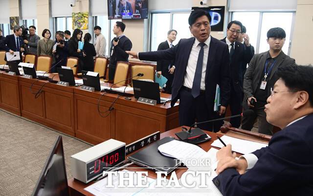 조승래 더불어민주당 간사를 비롯한 야당 의원들이 7일 오전 서울 여의도 국회 과학기술정보방송통신위원회에서 열린 박민 KBS 사장 후보자 인사청문회에서 장제원 위원장에게 항의하며 집단 퇴장하고 있다.