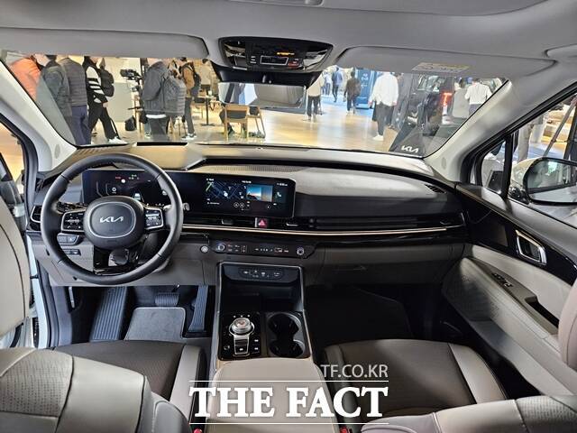 기아 '더 뉴 카니발'의 1열 모습. 수평지향 디자인과 더불어 대화면 디스플레이로 넓은 개방감을 선사하고, 시인성을 높였다. /김태환 기자