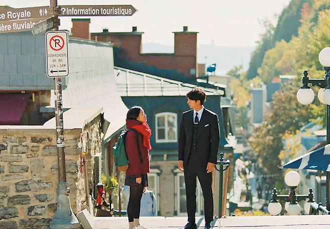 드라마‘도깨비’에서 김고은이 공유에게“아저씨와 결혼하기로 결심했다”고 말하는 장면. 캐나다관광청 지원으로 퀘벡에서 촬영했다.
