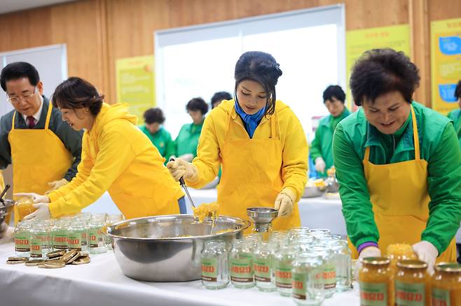 윤석열 대통령 부인 김건희 여사가 7일 전남 고흥에서 열린 유자 따기 및 유자청 만들기 행사에서 유자청 만들기 체험을 하고 있다. (대통령실 제공) 2023.11.7/뉴스1