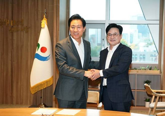 오세훈 서울시장(왼쪽)과 김병수 김포시장이 6일 오후 서울시청에서 김포시의 서울시 편입 방안 등에 대해 논의했다.ⓒ서울시 제공