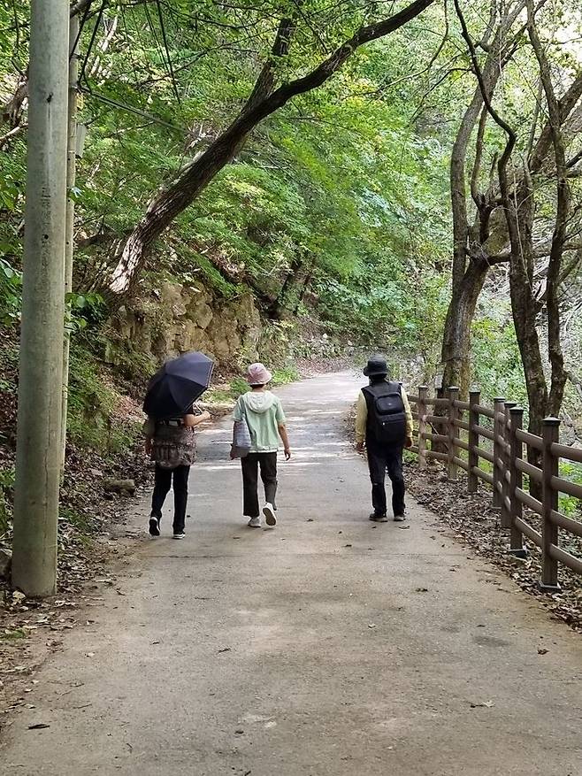 청평사로 올라가는 산길을 걸어가는 사돈 내외와 아내ⓒ