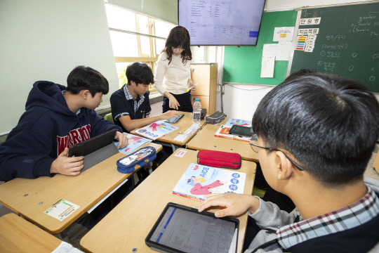 상인천중학교에서 교사가 AICE 교육 콘텐츠와 실습 플랫폼을 활용해 정보 교과 수업을 진행하고 있다. KT 제공