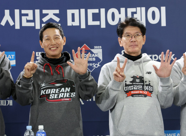 '2023 신한은행 SOL KBO 한국시리즈 미디어데이‘가 6일 오후 서울 잠실야구장에서 열렸다. 참석자들이 시리즈 승부를 예측하고 있다. 정시종 기자