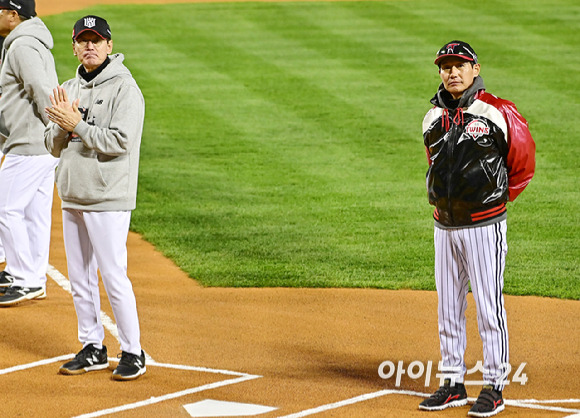 7일 오후 서울 송파구 잠실야구장에서 '2023 KBO 포스트시즌' LG 트윈스와 KT 위즈의 한국시리즈 1차전 경기가 열렸다.(우측) 염경엽 LG 감독과 이강철 KT 감독이 도열하고 있다. [사진=곽영래 기자]