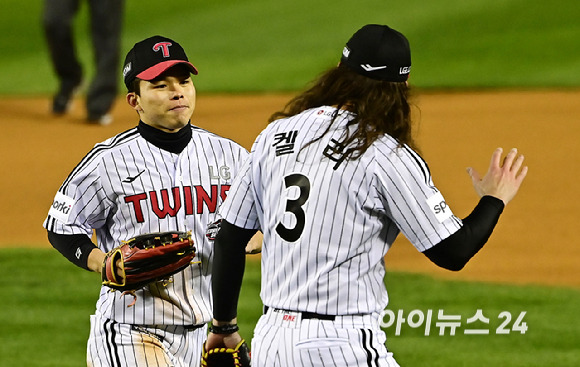 7일 오후 서울 송파구 잠실야구장에서 '2023 KBO 포스트시즌' LG 트윈스와 KT 위즈의 한국시리즈 1차전 경기가 열렸다.6회초 2사 LG 문성주가 KT 알포드의 타구를 잡아낸 뒤 기뻐하고 있다. [사진=곽영래 기자]