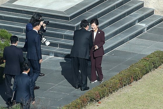 윤석열 대통령이 7일 오후 대구 달성군 박근혜 전 대통령 사저를 찾아 박 전 대통령과 인사 나누고 있다. 뉴스1