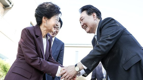 윤석열 대통령이 7일 오후 대구 달성군 박근혜 전 대통령 사저를 찾아 박 전 대통령과 환담 후 악수를 나누고 있다. 사진 대통령실