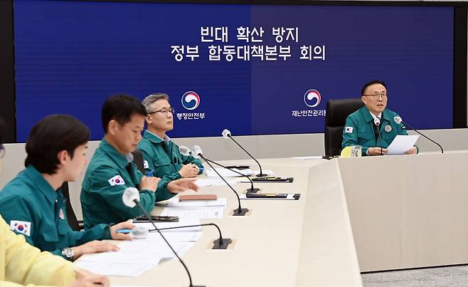 Yi Han-kyung (right), chief of the disaster management office at the Interior and Safety Ministry, presides over the first emergency response meeting of the pangovernmental task force to prevent the spread of bedbugs at the Government Complex Sejong, Friday. (Ministry of the Interior and Safety)