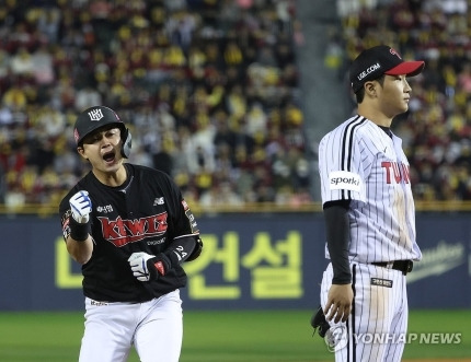 7일 서울 잠실야구장에서 열린 2023 KBO 한국시리즈 1차전 kt 위즈와 LG 트윈스의 경기. 9회초 2사 1루 상황에서 kt 문상철이 1타점 적시타를 친 뒤 환호하고 있다. (서울=연합뉴스)