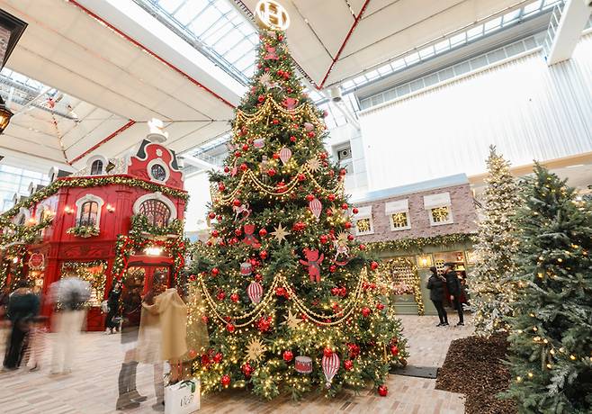 현대백화점 더현대 서울 5층 사운즈 포레스트에 조성된 ‘H빌리지’ 전경.[사진제공=현대백화점]