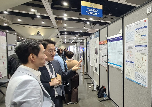 이달 4일(현지시각)부터 미국 샌디에이고에서 진행된 면역항암학회(SITC)에서 미국 하버드 의과대학 매사추세츠 종합병원(MGH) 두경부암센터의 박종철 교수(왼쪽)가 최재혁 한미약품 R&D센터 연구원(오른쪽)으로부터 'HM16390'의 개발 전략에 대한 설명을 듣고 있다. /사진제공=한미약품