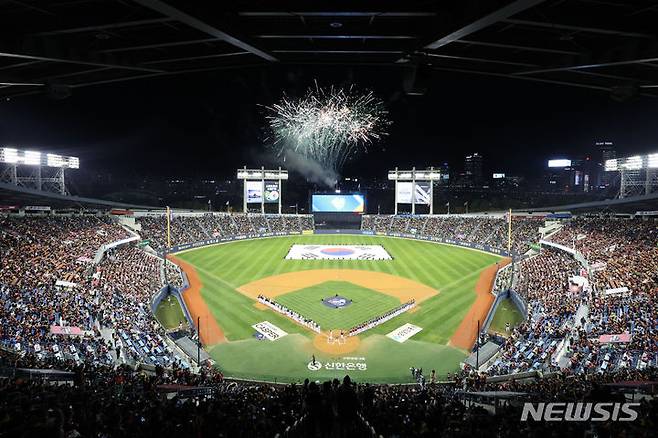 [서울=뉴시스] 권창회 기자 = 7일 서울 송파구 잠실야구장에서 열린 2023 KBO 포스트시즌 한국시리즈 1차전 LG 트윈스와 KT 위즈 경기에 앞서 양팀 선수들이 도열해있다. 2023.11.07. kch0523@newsis.com