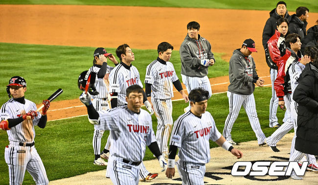 [OSEN=잠실, 이석우 기자]LG 트윈스 선수들이 KT 위즈에 2-3으로 패한 후 팬들에게 인사를 하고 있다. 2023.11.07 / foto0307@osen.co.kr