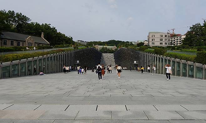 이화캠퍼스복합단지(Ehwa Campus Complex)는 건물이 들어선 땅보다 더 넓은 영역으로 자신의 존재감을 파급함으로써 도시 속 대학의 역할을 스스로 실험하고 있다. 그 실험은 이화여대가 있어야 하는 이대앞까지 복합될 때 의미가 완성될 수 있다.