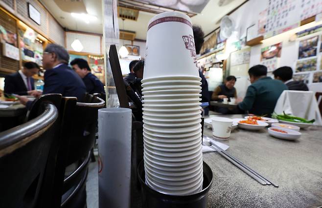 정부가 식당 종이컵 사용 금지 조치 철회를 발표한 7일 서울 시내 한 식당에 종이컵이 쌓여있다. 환경부는 식당, 카페 등 식품접객업과 집단급식소에서 일회용 종이컵 사용 금지 조처를 철회한다고 이날 발표했다.   연합뉴스