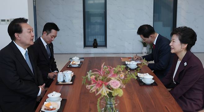 윤석열 대통령이 7일 오후 대구 달성군 유가읍 박근혜 전 대통령 사저를 찾아 박 전 대통령과 환담하고 있다.   대통령실 제공