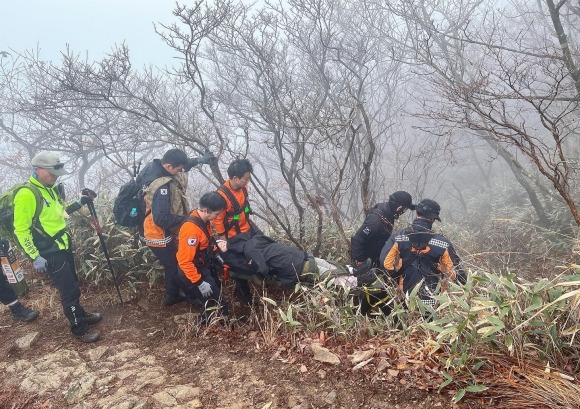 영암군 월출산에서 산악구조 활동을 하고 있는 펌프구조대. 전남소방본부 제공