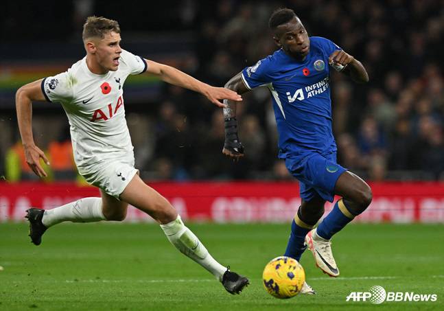 플레이에 집중하는 미키 반 더 벤. /AFPBBNews=뉴스1