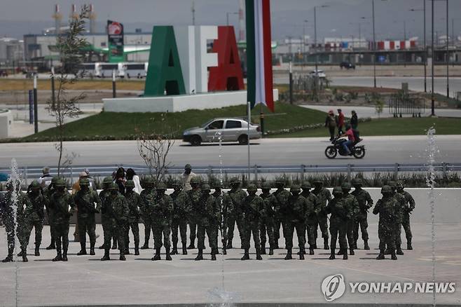 멕시코 펠리페 앙헬레스 국제공항에 도열한 장병들 [EPA 연합뉴스 자료사진. 재판매 및 DB 금지]