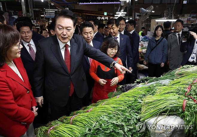 윤석열 대통령, 대구 칠성시장에서 미나리 구입 (대구=연합뉴스) 임헌정 기자 = 윤석열 대통령이 7일 대구 북구 칠성종합시장을 방문, 미나리를 구입하고 있다. 2023.11.7 kane@yna.co.kr