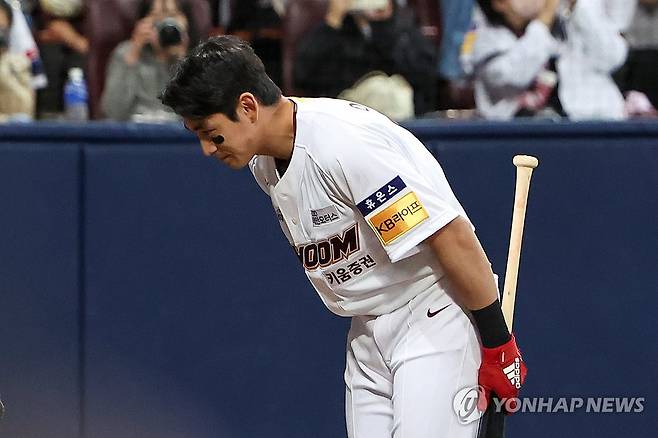 팬들에게 인사하는 KBO 간판타자 이정후 (서울=연합뉴스) 서대연 기자 = 10일 오후 서울 구로구 고척스카이돔에서 열린 2023 KBO리그 삼성 라이온즈와 키움 히어로즈와의 경기에서 8회말 대타로 나선 키움 이정후가 팬들에게 인사하고 있다. 
    이정후는 지난 7월 22일 사직구장에서 열린 롯데 자이언츠와의 원정경기에서 부상을 입은 뒤 경기에 나서지 못했다. 2023.10.10 dwise@yna.co.kr