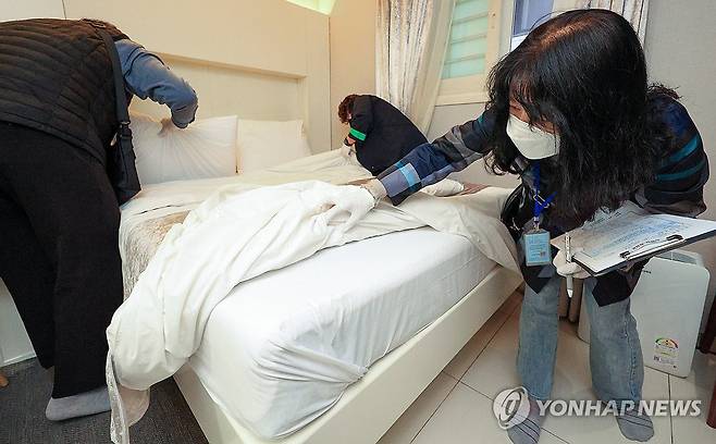 빈대 예방 위생 점검 [연합뉴스 자료사진]