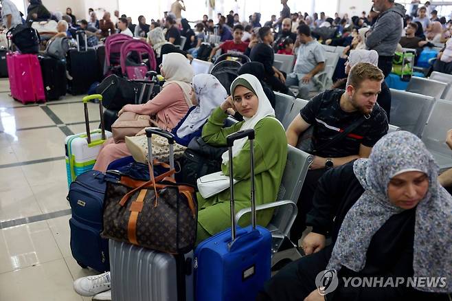 7일(현지시간) 라파 검문소 몰린 피란민 행렬 [AFP=연합뉴스]