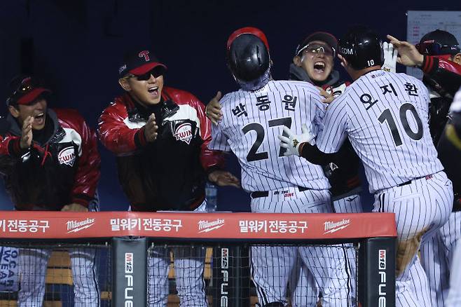 8일 잠실구장에서 열린 2023 KBO 한국시리즈 2차전 KT위즈 대 LG트윈스 경기. 8회말 1사 2루 LG 박동원이 역전 2점 홈런을 친 뒤 더그아웃에서 염경엽 감독과 기뻐하고 있다. 사진=연합뉴스