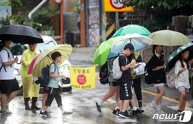 등교하는 초등학생. (사진은 기사 내용과 무관함) /뉴스1 ⓒ News1 김태성 기자