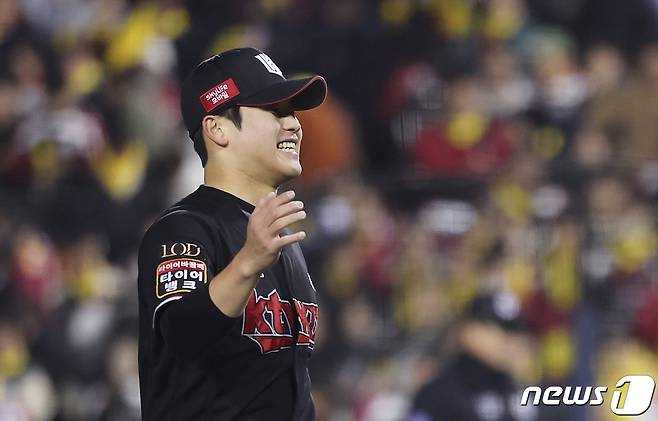 7일 오후 서울 송파구 잠실야구장에서 열린 프로야구 '2023 신한은행 SOL KBO 포스트시즌' 한국시리즈 1차전 kt 위즈와 LG 트윈스의 경기를 3대2로 승리를 거둔 kt 마무리 박영현이 미소를 짓고 있다. 2023.11.7/뉴스1 ⓒ News1 이재명 기자