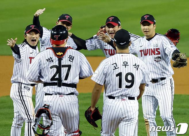 8일 오후 서울 송파구 올림픽로 잠실야구장에서 열린 프로야구 '2023 신한은행 SOL KBO 포스트시즌' 한국시리즈 2차전 LG 트윈스와 kt 위즈의 경기에서 역전승을 거둔 LG 선수들이 기뻐하고 있다. 2023.11.8/뉴스1 ⓒ News1 박정호 기자