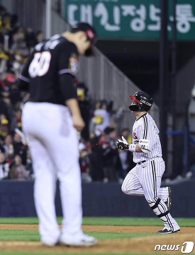 8일 오후 서울 송파구 잠실야구장에서 열린 프로야구 '2023 신한은행 SOL KBO 포스트시즌' 한국시리즈 2차전 LG 트윈스와 kt 위즈의 경기 8회 1사 2루 상황, 투런포를 친 LG 박동원이 그라운드를 돌고 있다. 2023.11.8/뉴스1 ⓒ News1 이재명 기자