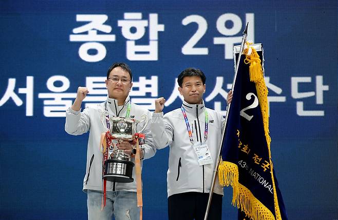 서울시 선수단 총감독 이장호 서울시장애인체육회 사무처장(오른쪽)과 김영덕 전문체육팀장