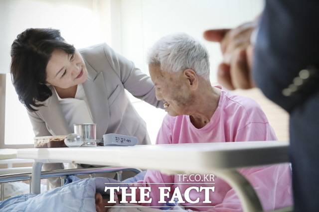 김정숙 전 여사가 2018년 10월 23일 오후 전남 고흥 국립소록도병원을 방문해 환자들에게 격려와 위로의 말을 전하는 모습. /청와대 제공
