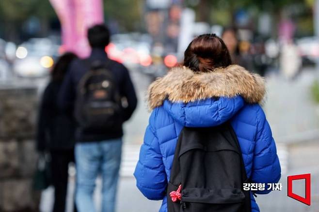 서울 아침 기온이 3도까지 뚝 떨어진 7일 서울 마포구 공덕오거리 인근에서 시민들이 외투를 입고 이동하고 있다. 강진형 기자aymsdream@