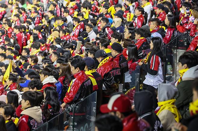 (서울=연합뉴스) 서대연 기자 = 7일 서울 잠실야구장에서 열린 2023 KBO 한국시리즈 1차전 kt 위즈와 LG 트윈스의 경기.      LG 팬들이 유광점퍼를 입고 응원전을 펼치고 있다.