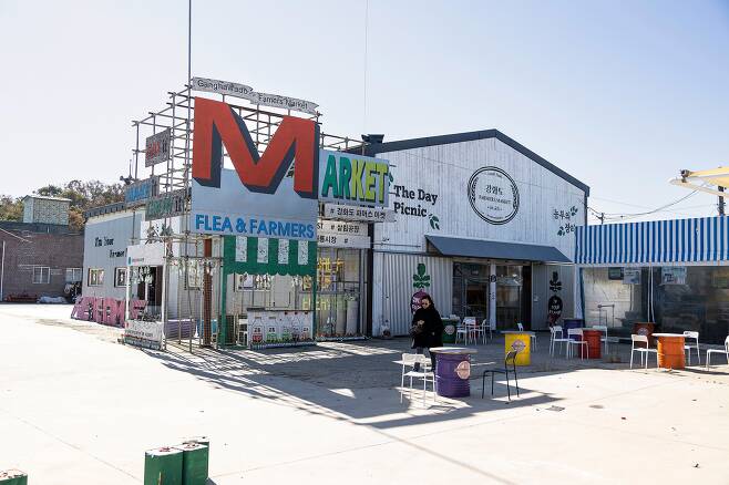 농기구 수리 창고를 개조한 '파머스마켓'에는 '기름병 밀크티'로 유명한 '교동 밀크티'를 비롯해 지역 특산품 판매장, 복고풍 잡화점 등이 들어서있다. / 이경호 영상미디어 기자