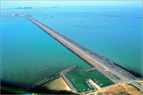 부안군 변산반도에 뻗어나간 새만금 방조제 오른쪽이 만경강 하구다./조선일보DB