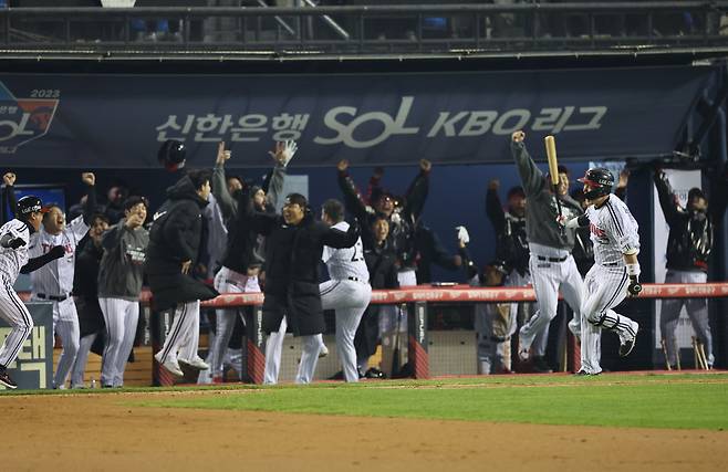 [서울=뉴시스] 황준선 기자 = 8일 서울 잠실야구장에서 열린 2023 KBO 포스트시즌 한국시리즈(KS) 2차전 LG 트윈스 대 KT 위즈 경기, 8회말 LG 공격 1사 2루 상황 7번타자 박동원이 2점 홈런을 치고 그라운드를 돌고 있다. 2023.11.08. hwang@newsis.com