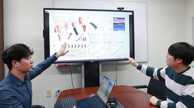이상훈 대구경북과학기술원(DGIST) 로봇및기계전자공학과 교수 연구진이 연구 내용을 논의하고 있다./대구경북과학기술원(DGIST)