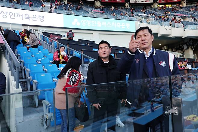 허구연 KBO 총재가 7일 오후 서울 송파구 잠실야구장에서 열릴 예정인 프로야구 ‘2023 신한은행 SOL KBO 포스트시즌’ 한국시리즈 1차전 LG 트윈스와 kt 위즈의 경기에 앞서 현장 안전점검을 하고 있다./뉴스1