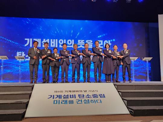 연쪽부터 변운섭 대한설비설계협회 회장, 정재동 대한기계설비단체총연합회 회장,  임이자 의원, 최인호 국회의원, 조인호 대한기계설비건설협회 회장, 박덕흠 의원, 서일준  의원, 배현진 의원,김철영 한국설비기술협회 회장, 강성희 한국냉동공조산업협회 회장 사진제공=조직위원회