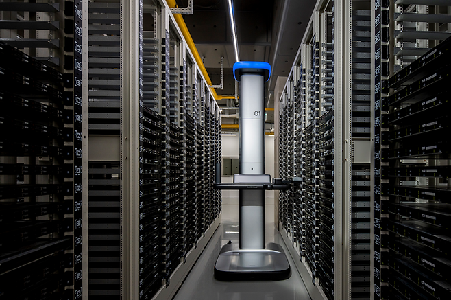 로봇 '세로'가 서버를 관리하고 있다. ⓒ네이버
