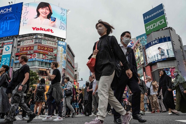 11월6일 일본 도쿄 도심의 시부야 교차로에서 사람들이 길을 건너고 있다. AFP 연합뉴스