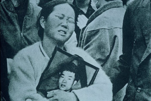 전태일의 영정사진을 안고 있는 이소선 여사. 한국일보 자료사진