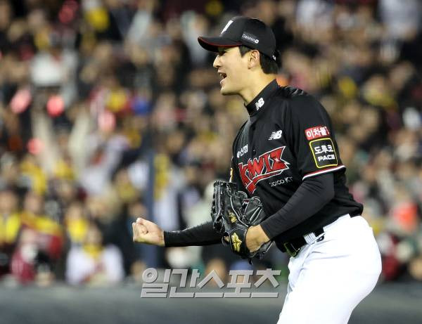 2023 KBO 프로야구 포스트시즌 LG트윈스와 kt위즈의 한국시리즈 1차전 경기가 7일 오후 서울 잠실야구장에서 열렸다. 4회말 2사 2,3루 고영표가 박해민을 삼진으로 잡아낸 후 주먹을 불끈 쥐고 포효하고 있다. 잠실=김민규 기자 mgkim1@edaily.co.kr /2023.11.07/