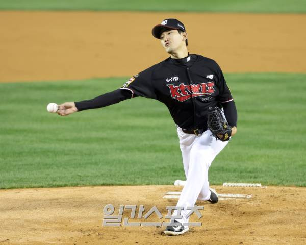 kt위즈와 LG 트윈스의 2023 KBO 한국시리즈 1차전 경기가 7일 오후 서울 잠실야구장에서 열렸다. kt 선발 고영표가 힘차게 공을 던지고있다. 잠실=정시종 기자 capa@edaily.co.kr /2023.11.07.