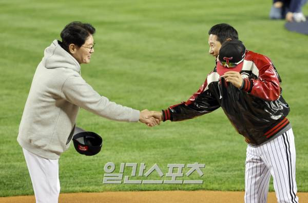 KT 위즈와 LG 트윈스의 2023 KBO 한국시리즈 1차전 경기가 7일 오후 서울 잠실야구장에서 열렸다. 경기 전 이강철 KT 감독과 염경엽 LG 감독이 악숙하고 있다. 잠실=정시종 기자 capa@edaily.co.kr /2023.11.07.