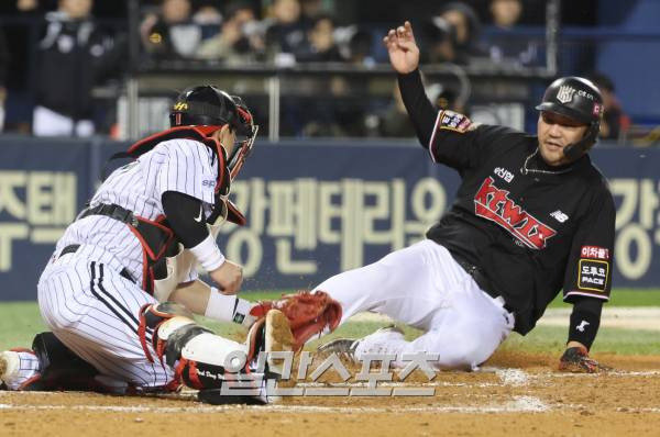 2023 KBO 프로야구 포스트시즌 LG트윈스와 kt위즈의 한국시리즈 1차전 경기가 7일 오후 서울 잠실야구장에서 열렸다. 7회초 2사 1,2루 대타 김민혁의 안타 때 홈으로 뛴 2루 주자 장성우가 포수 박동원에게 태그아웃되고 있다. 비디오판독을 요청했지만 원심 유지. 잠실=김민규 기자 mgkim1@edaily.co.kr /2023.11.07/